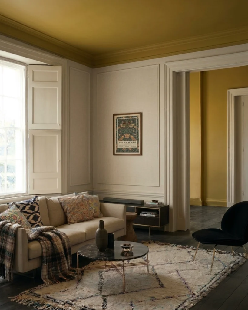 005 HONEY BEE peinture jaune moutarde salon TV cosy